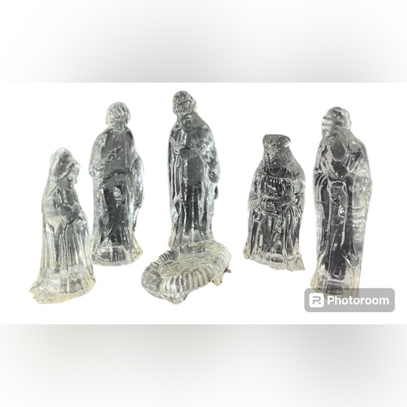 Glass Nativity Scene - Picture 1 of 4